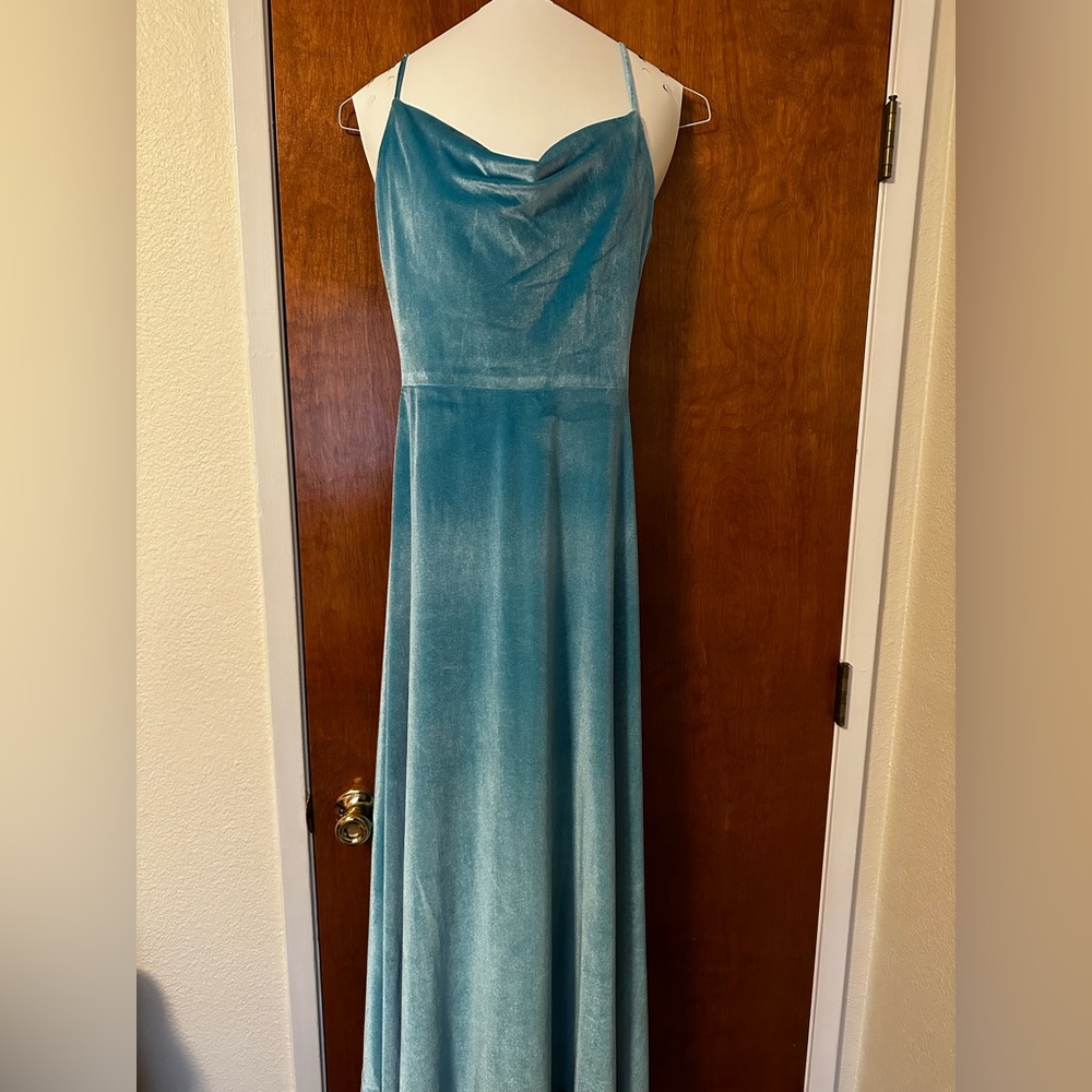 Blue velvet dress 👗 fits 5’3” size small.